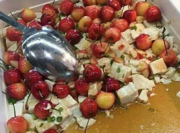  学校食堂|有一种“绝望”叫学校食堂，青椒炒月饼忍了，看到最后我放弃了！