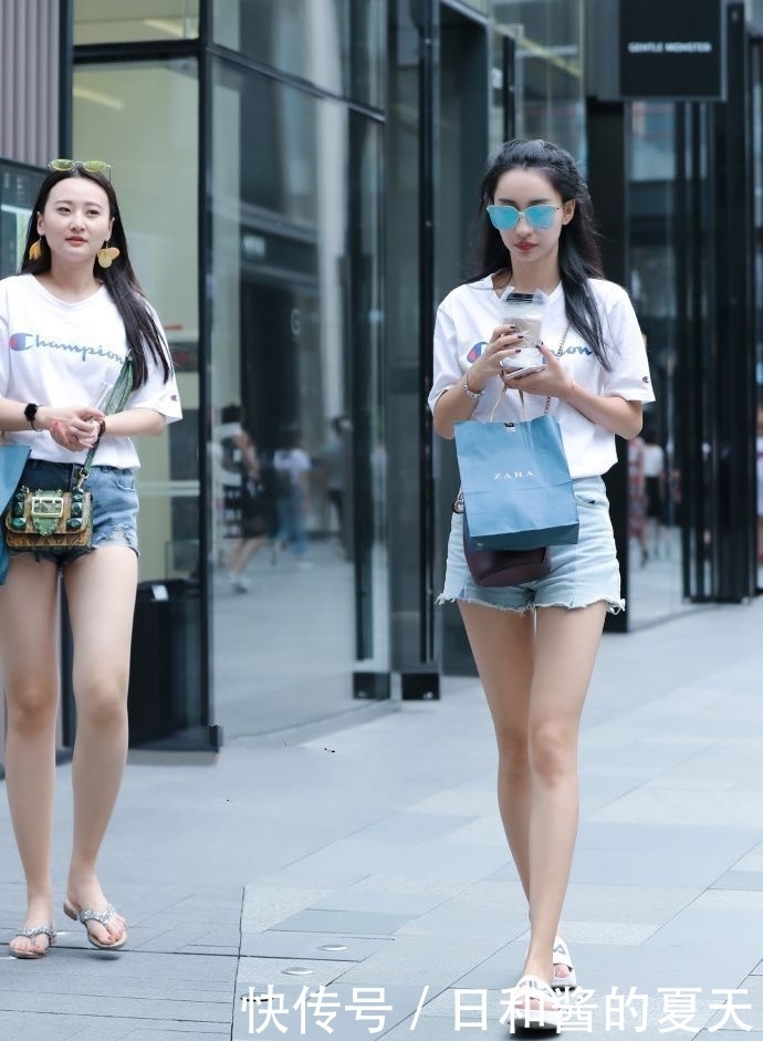 美妙|街拍小美女身穿小背心配牛仔裤,美妙身材,显得非常漂亮