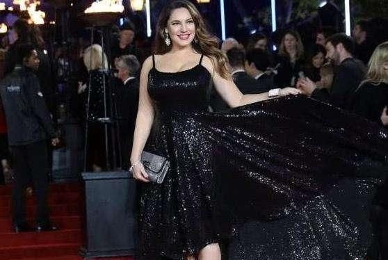  胸前|英国超模布鲁克发福？仍挡不住胸前＂波涛汹涌＂，这身材才是真女神