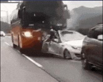  大车司机|悲剧 | 潮汕某路段发生车祸，一人倒在车轮底下.