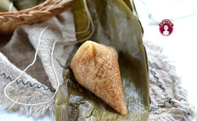 传统节|咸蛋黄粽子,吃一个就大呼过瘾,小吃变主食,粽子可以靠边站了