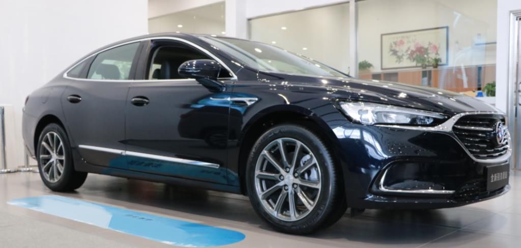 双层|车长超5米，双层隔音标配9AT，丐版全独悬重1.6吨，过弯从不飘