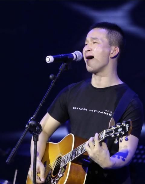  春天里|草根歌手旭日阳刚：一个再度翻红年入百万，一个回归田园种菜种田