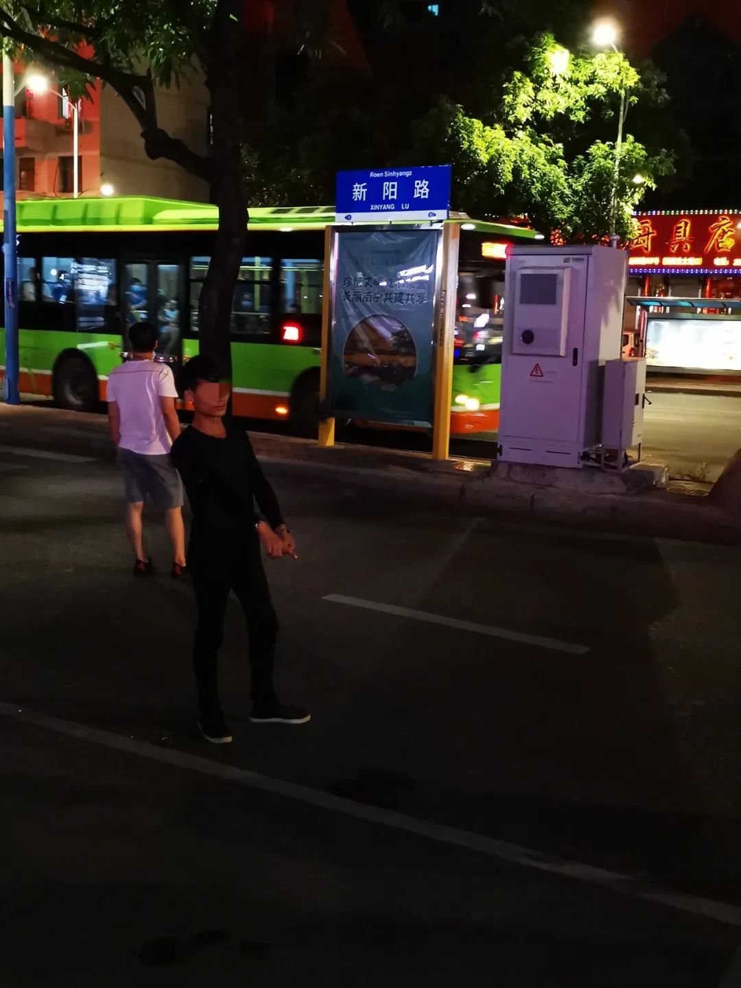 腰部|南宁一女学生当街被男子刺中腰部！嫌疑人竟是随机作案，理由令人愤怒！