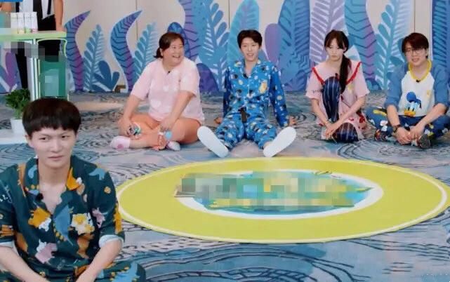  节目播出|郑爽录制综艺节目“开小差”，旁边嘉宾示意多次，不为所动场面尴尬！