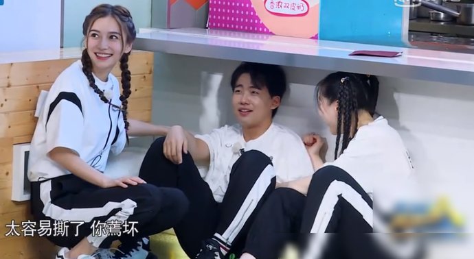  没错|郭麒麟被姐姐们围堵，看清baby的反应后，是暖心大姐姐没错了