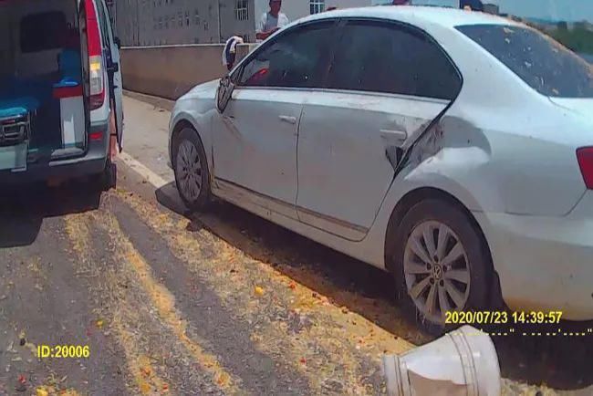  驾驶|文山三鑫技术学院路段发生交通事故，一驾驶人被困