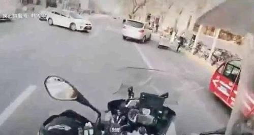 机车|还记得向警察竖中指、发抖音的机车男吗？法院宣判了！