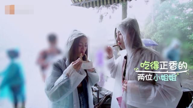  路边摊|THE9许佳琪谢可寅下雨天吃路边摊，价格出乎意料，我没听错吧？