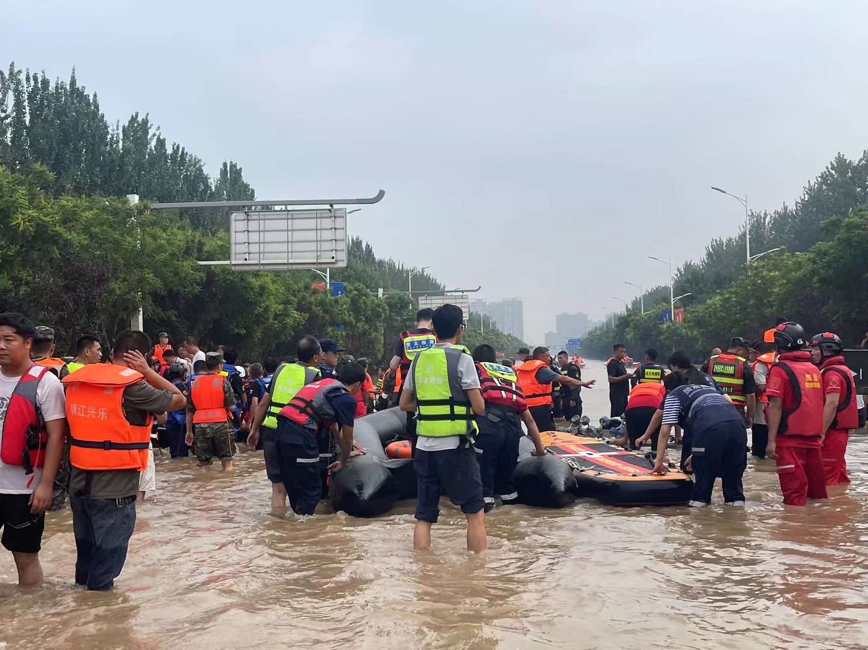 涿州腾飞大街：通往重灾区的必经地，幼儿园、菜市场、洗浴中心都在接纳灾民