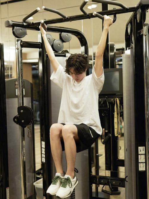  器械|王俊凯晒健身照，健身器械是亮点，努力练习臂力疑在为新戏做准备