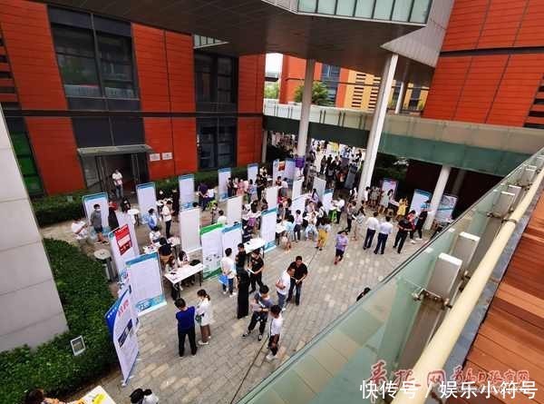 青岛开发区夏季招聘会举行 1300多名求职