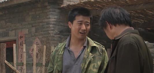 爸爸|爸爸穿“工作装”参加家长会, 惹其他家长围攻: 孩子的脸往哪放?