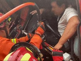  驾驶员|司机追尾被困车内，消防员来了这样做……