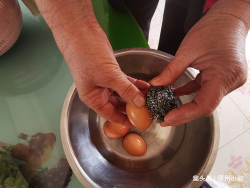  农村|奶奶祖传腌鸡蛋方法，只放盐啥都不用放，一个月个个起沙又流油