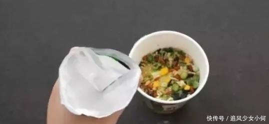 有个|吃了30年泡面才发现,桶面竟然有个“小机关”,尝试后太厉害了