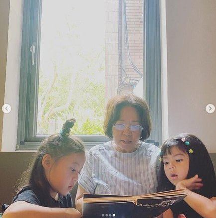  颜值|贾静雯祖孙三代高颜值同框 3岁Bo妞门牙掉了