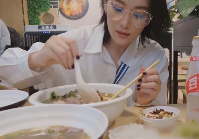 吃饭|张馨予深夜觅食,直接用盆吃饭,摄影师都忍不住吐槽:吃的比我都多