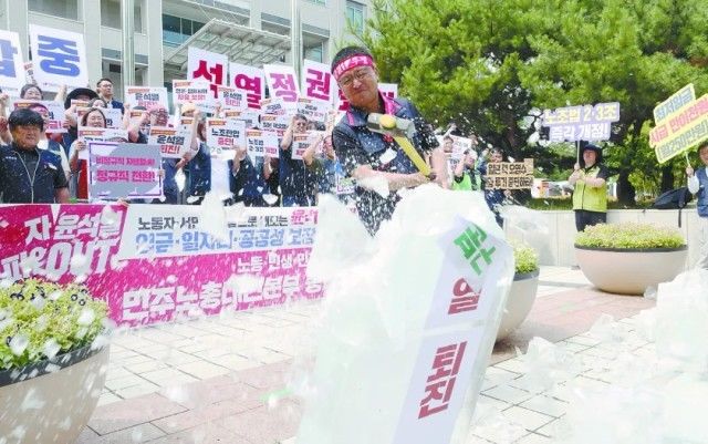 以往重在争取经济利益，今年提出多项政治目标，韩国40万人大罢工“剑指尹锡悦”