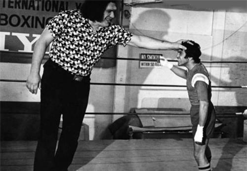 透出|他一口气喝73升啤酒,15年打遍摔跤界无敌手,结局却透出心酸