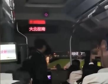 无理取闹|7旬老太坐公交插队，被小伙指责后报警：我没排队，但有人骂我！