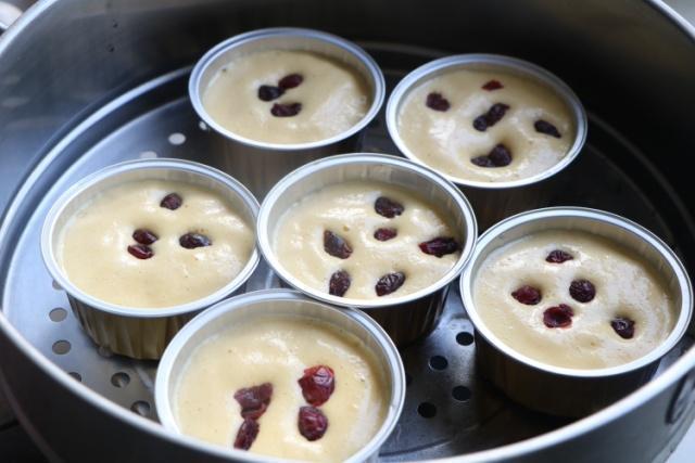 香甜|极简版蒸糕,4个鸡蛋1把面粉,不用油上锅蒸,香甜软糯味道好