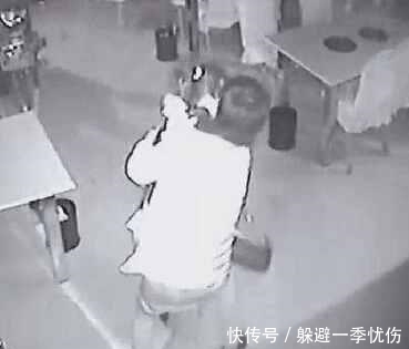 不轨|男子深夜两度对老板娘欲行不轨, 没想到反被按在地上暴打!