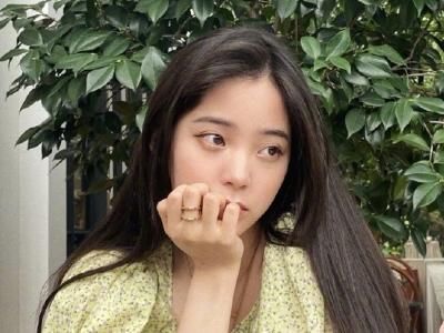 何炅|《向往》发布新海报,谁注意何炅对欧阳娜娜做出的动作?看出两人关系