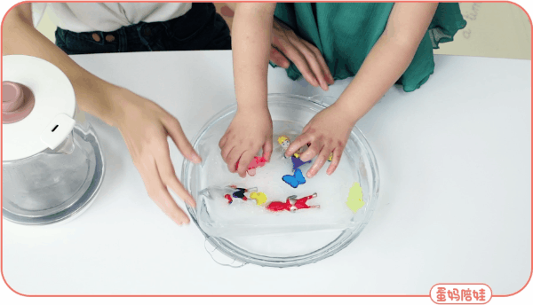 人人|人人家里都有的冰块,很适合做早教游戏,宝宝越玩越聪明