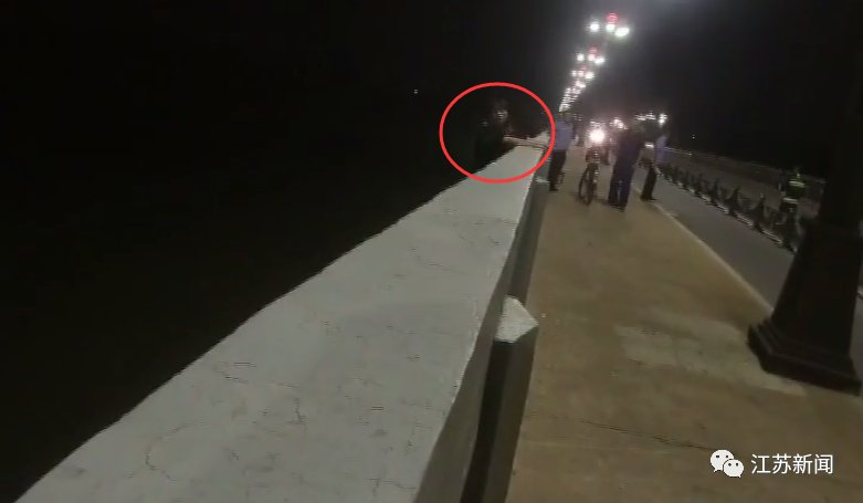 民警|大爷假装碰瓷，几句话救下轻生女子！网友怒赞：你大爷还是你大爷！