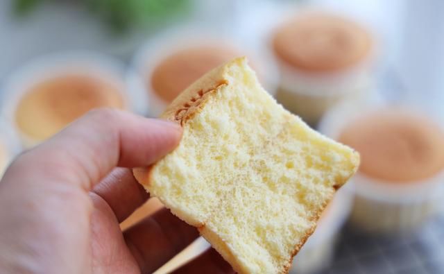  蛋白|戚风纸杯蛋糕的做法，不回缩不开裂，柔软细腻，在家做轻松搞定！