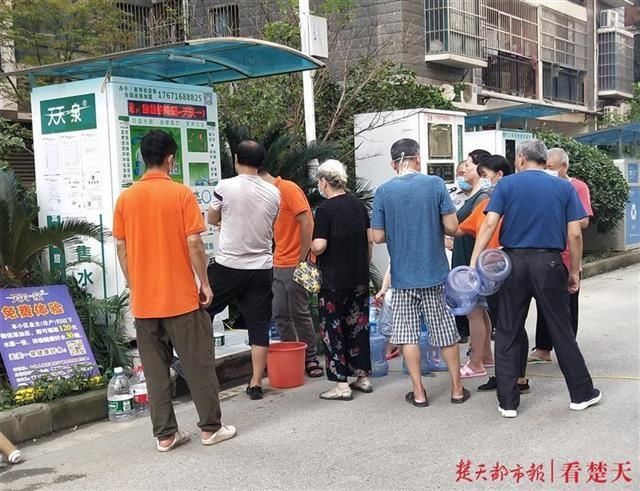  破损|小区高层自来水竟有油漆味，疑与地下车库施工及水箱破损有关