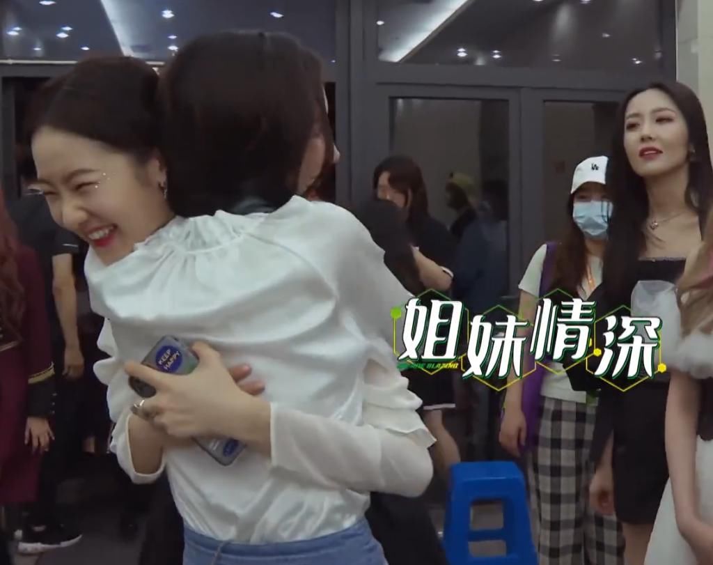 真实|孟美岐和陈卓璇真实关系如何?搂张艺凡、刘些宁后扭头瞬间被发现了