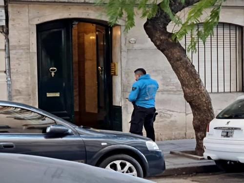  低头|楼层管理员打扫楼梯时被绊倒，低头一看脚下有一具浑身是血的男尸