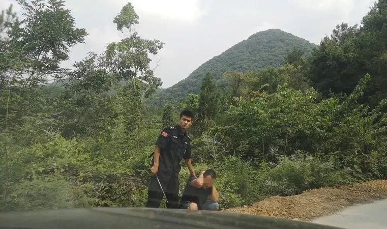 当场|躲进山林干这事无人机+100余名民警出动当场抓获42人