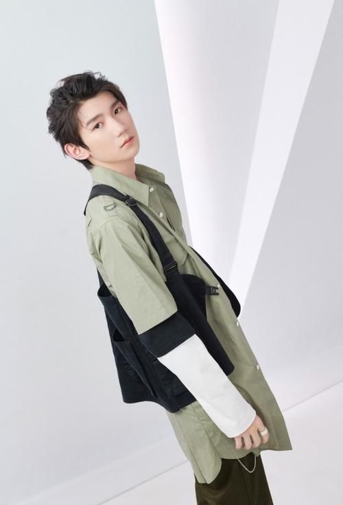 放荡不羁|王源开始“叛逆”了，一头蓝发放荡不羁，V领衬衫真“禁欲”