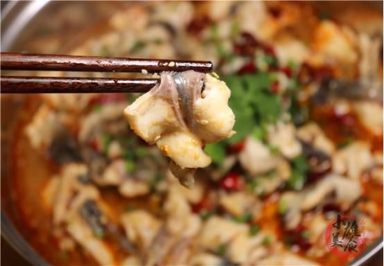  解馋|水煮鱼我只服这个做法，几个技巧轻松搞定，鱼肉嫩滑不散，真解馋