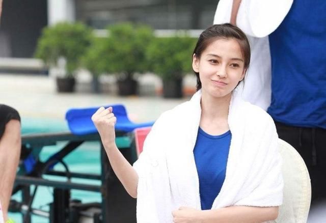  baby|Baby录制跑男手受伤，粉丝找她签名，她4字回应，网友：活该你红