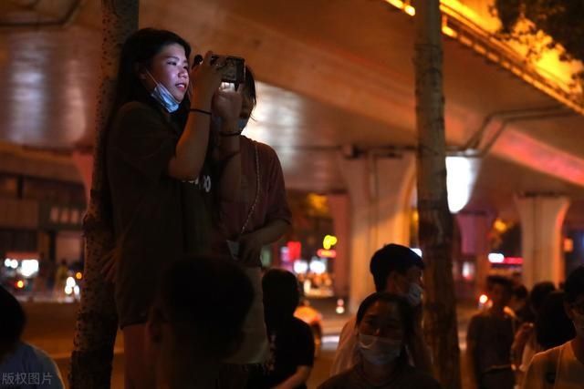  东北|跑男现身东北录制，引道路拥堵上头条，女粉丝骑老公脖子看帅哥