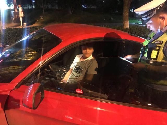  没面子|青岛男子为面子租车“炸街”被交警逮个正着 网友：彻底没面子了