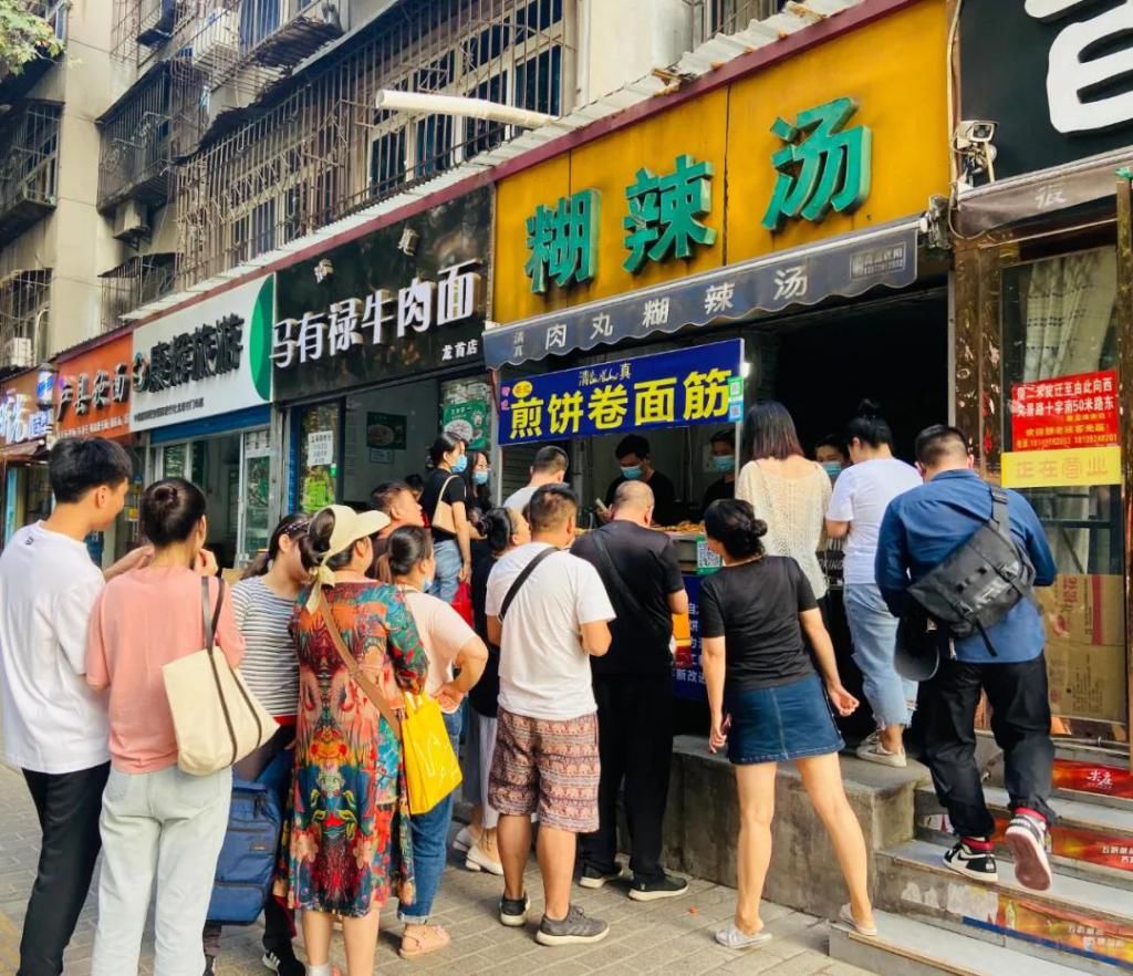 小时|一开门就排队的面筋卷饼店，有人专坐2小时车来吃！