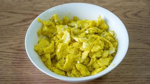 迷上|最近早餐迷上这道面食，一擀一卷，咬一口满嘴香，三伏天要多吃