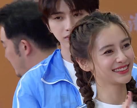  蔡徐坤|baby因《跑男》百期录制感动时，粉丝却被蔡徐坤反应吸引，好歹装一下