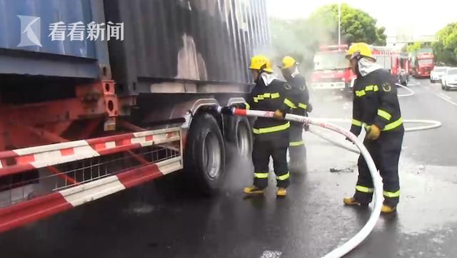 浓烟滚滚|浓烟滚滚!外环高速上挂车起火 六个轮胎烧得仅剩钢圈