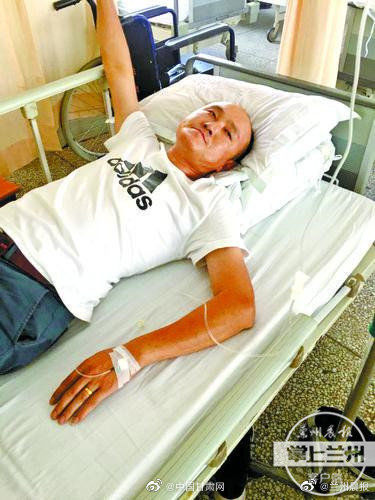  发麻|行车途中突然手部抽搐、脸部发麻，他忍痛停车保乘客安全