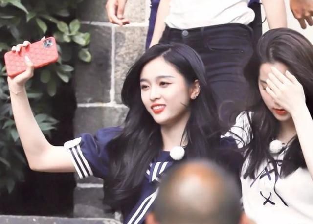  美颜|娜比吴宣仪录跑男，路人忘开美颜随手一拍，两人肤色差我没眼花？