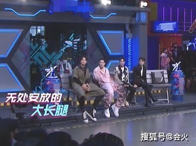 腿短|黄渤节目因腿短抱怨凳子高,脚下被垫两抱枕,同伴却无处安放长腿