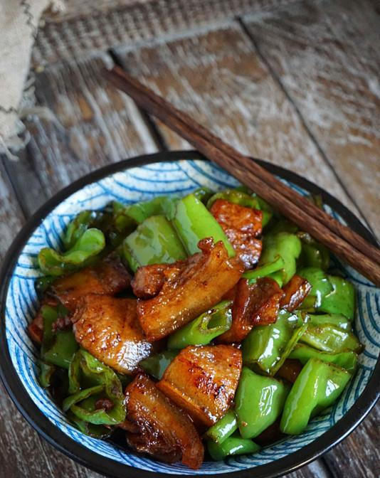  家常菜|快手家常菜青椒炒肉，三下两下就出锅，香辣过瘾开胃消食，特下饭