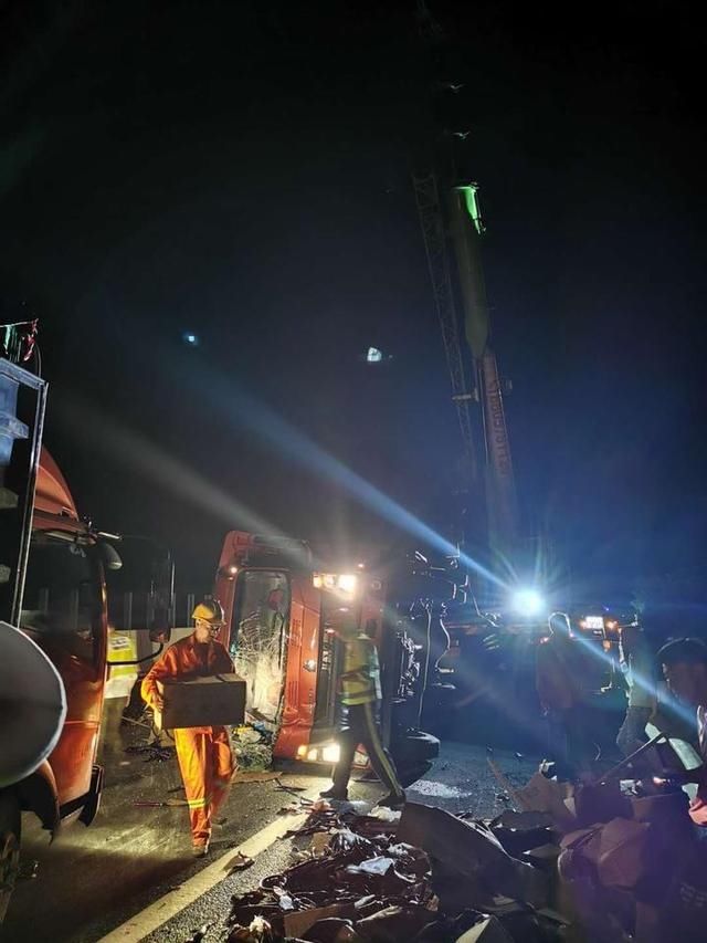  护栏|司机任性变道超车撞高速护栏，一车蔬菜撒了一地