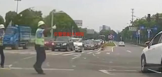  交警|SUV向执勤交警扔东西，看到被扔物品后，网友：好人一生平安